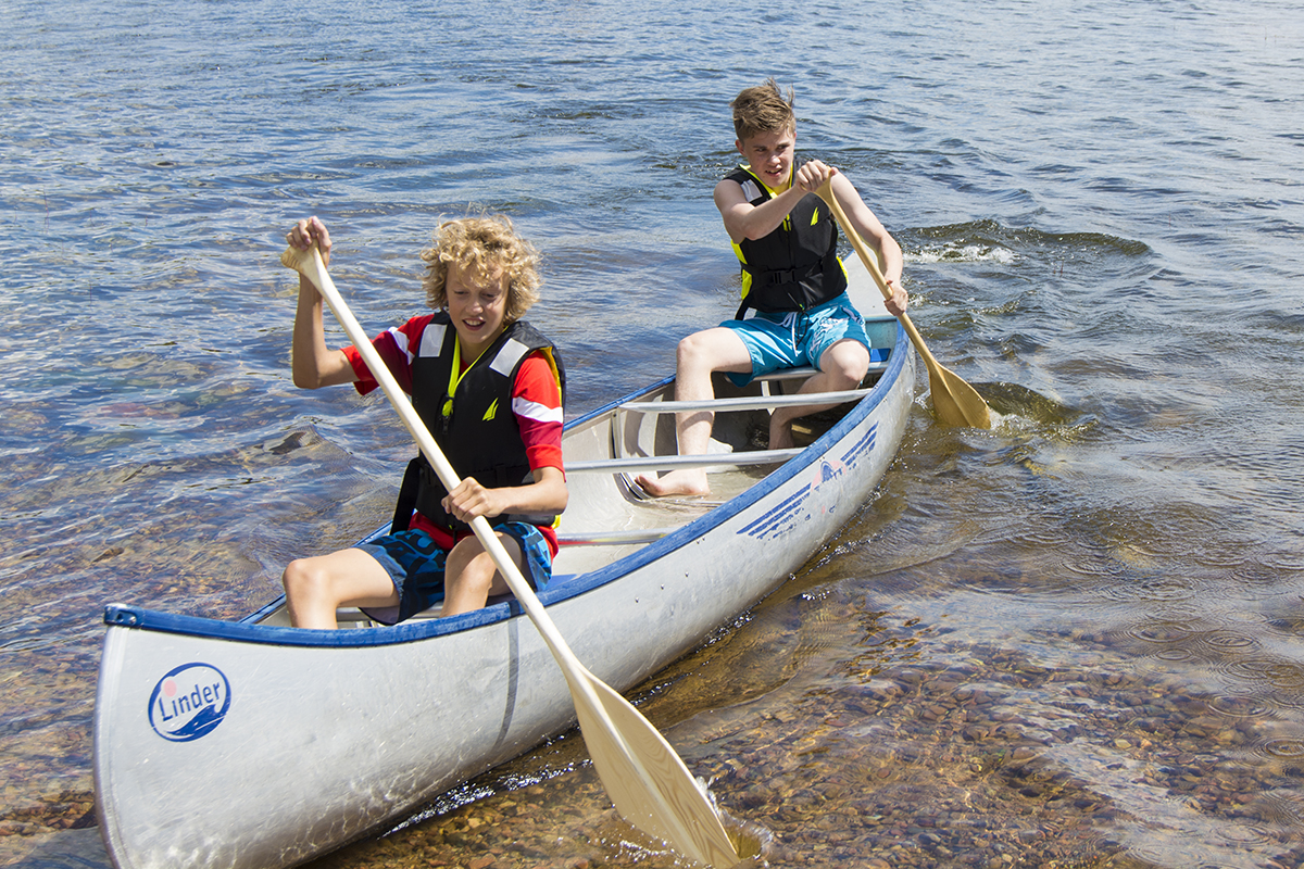 Benjamin och Adam paddlar kanot